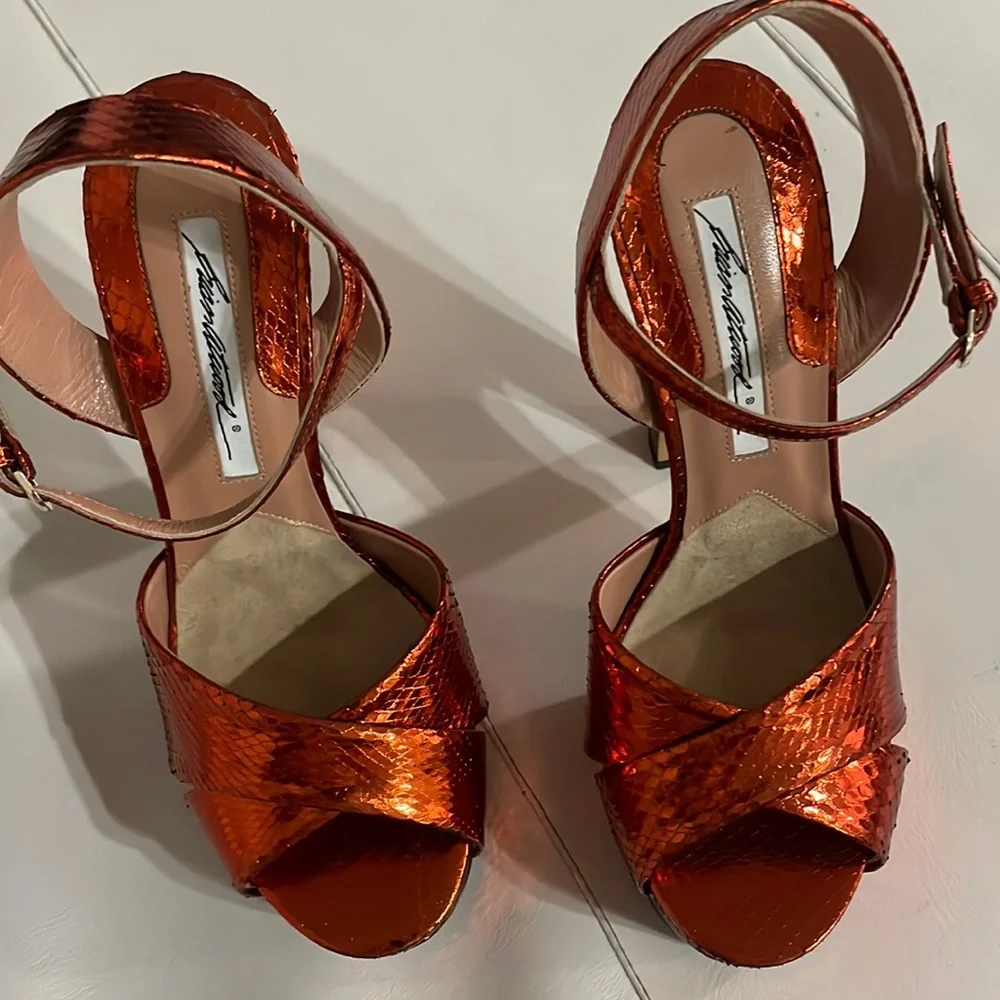 Brian Atwood MADISON RUST ORANGE METALLIC ELAPHE SNAKE PLATFORM SANDALS 38 7.5